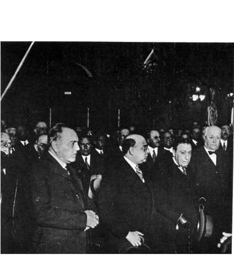 Hipólito Yrigoyen, Enrique Martinez y Nero Crovetto durante un tedeum en la  iglesia de Santo Domingo, el 12  de agosto de 1930 foto del Archivo General de la Nación.